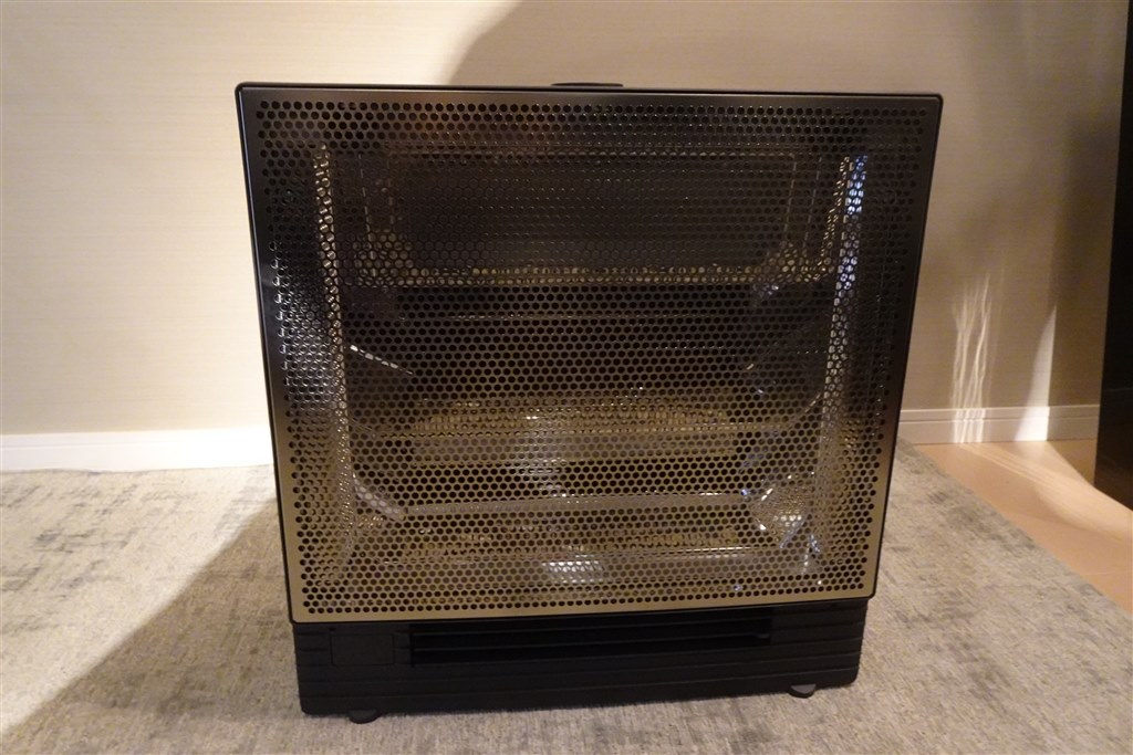 節電機能も充実！＋温風ですばやく快適に暖める遠赤外線暖房機