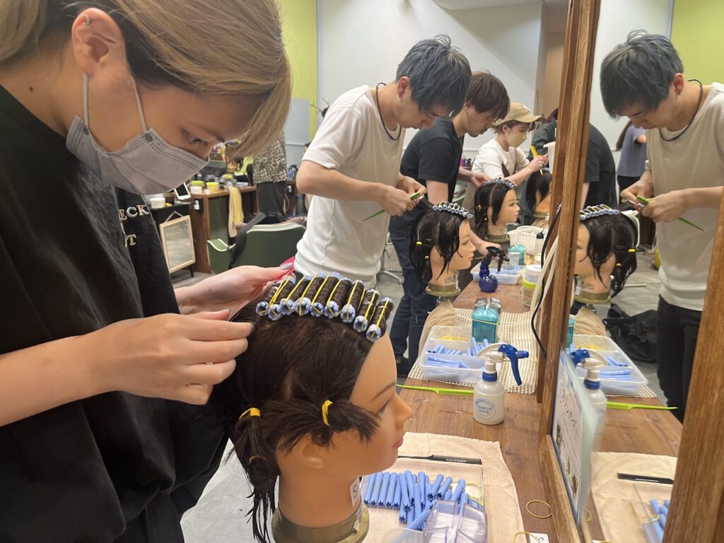 ワインディングを早く美しく巻く秘訣！美容師の悩みを解消 | 株式会社