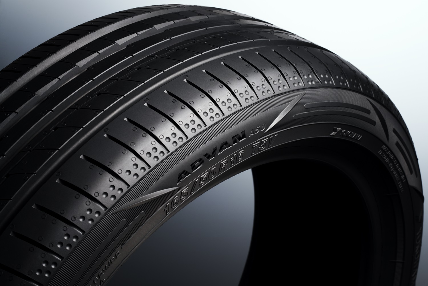 タイヤのアウトサイドに12枚のフィンをV字に配置！ 気流と渦を