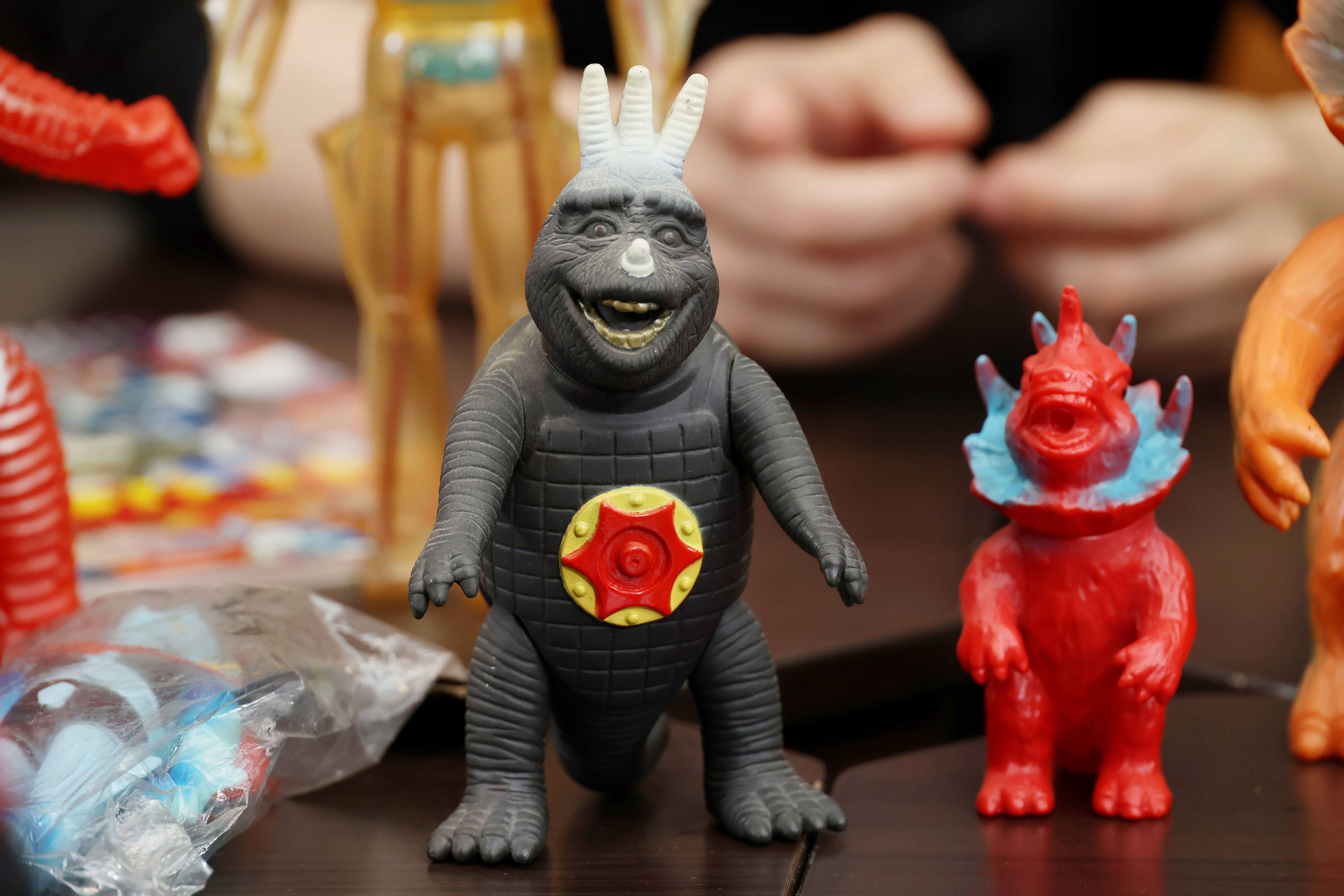 5ページ目）「パチ怪獣ソフビ」を集める男が飛び込んだ奥深きパチモノ