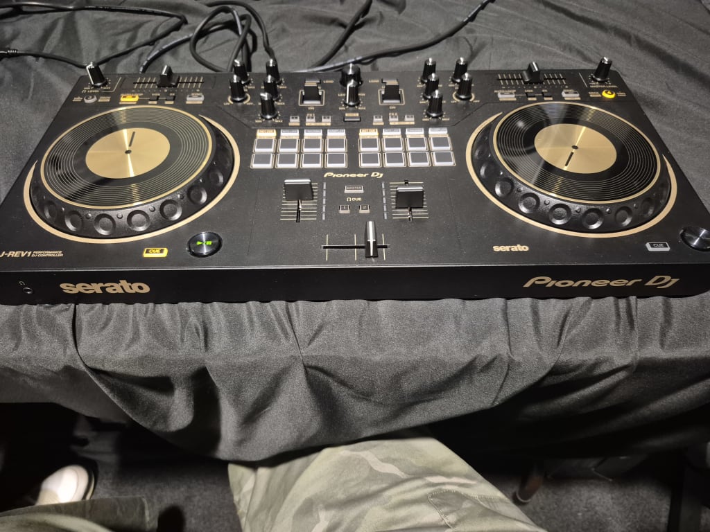 Pioneer DJ DDJ-REV1 Serato Performance DJ Controller | Guitar Center