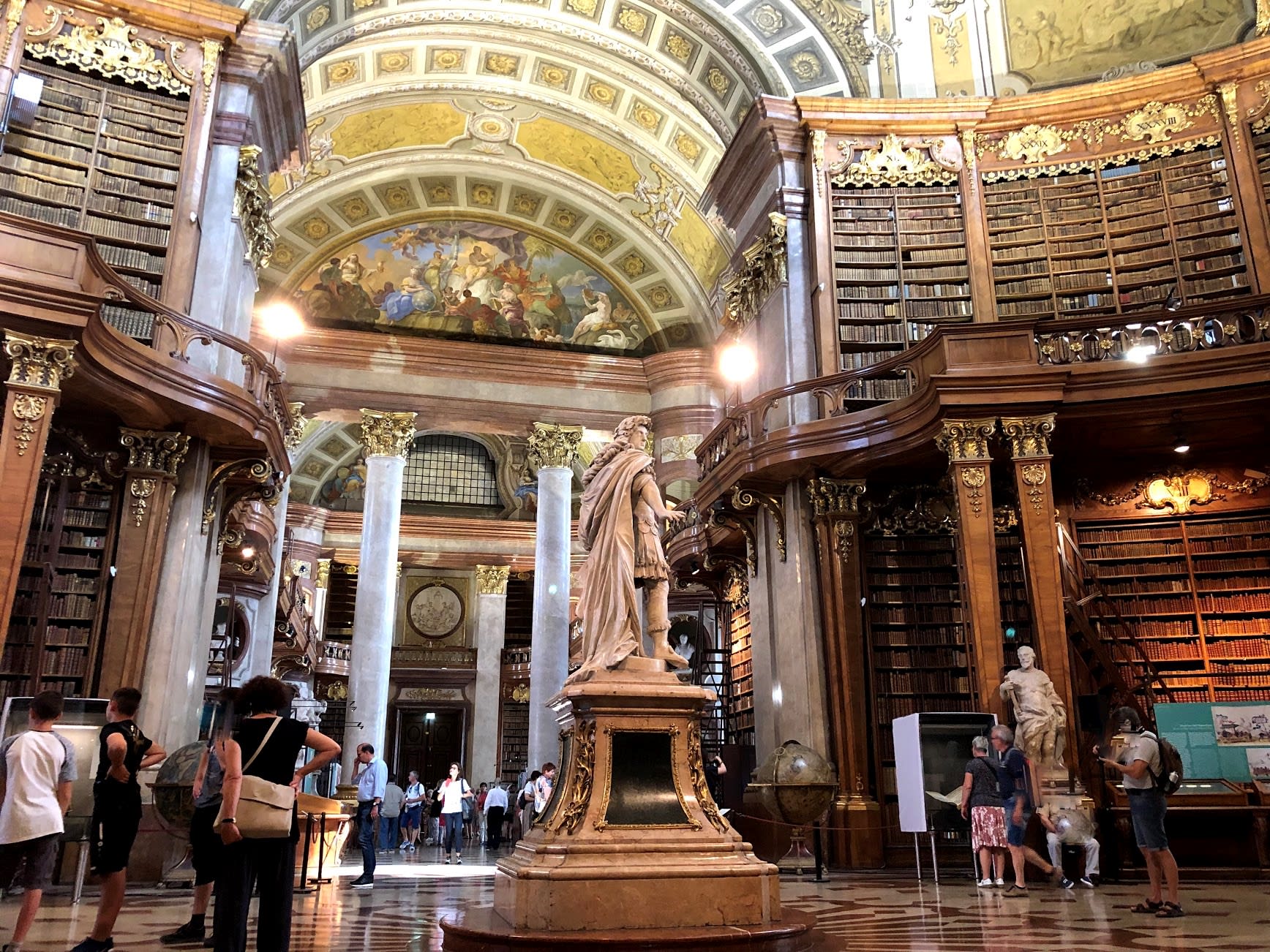 童話の中に迷い込んだ！？宮殿の中にあるオーストリア国立図書館 | 旅