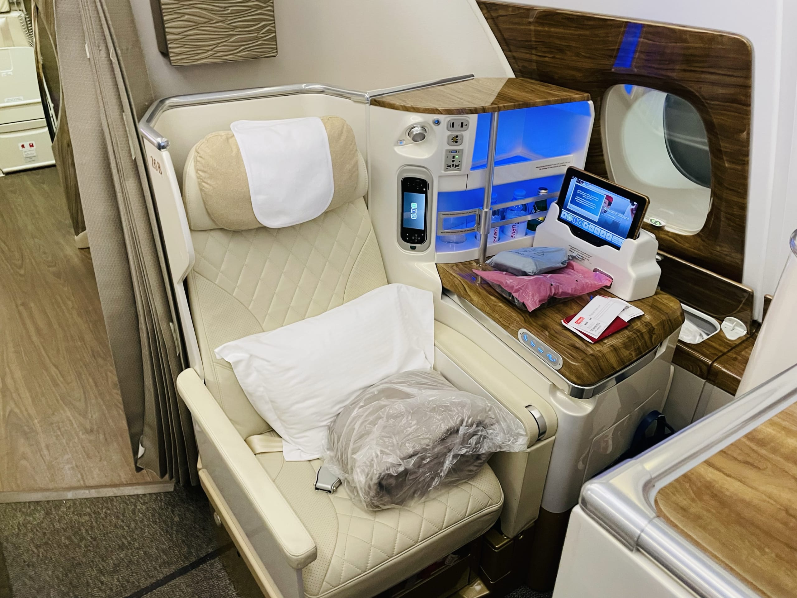 エミレーツ航空A380】ビジネスクラス搭乗記｜ラウンジ・機内食・座席