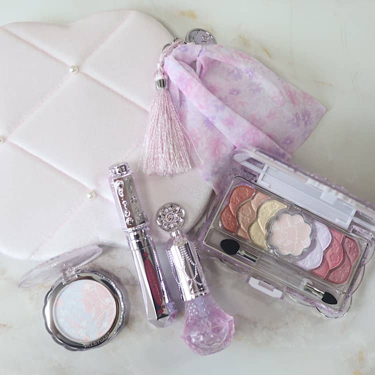 ジルスチュアートの「2023年クリスマスコフレ」全色スウォッチ！イエベ