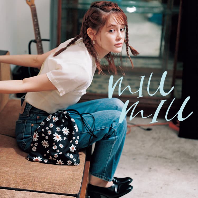 MIU MIUの巾着バッグがお手頃な上に超キュート♡おパリコーデとも相性