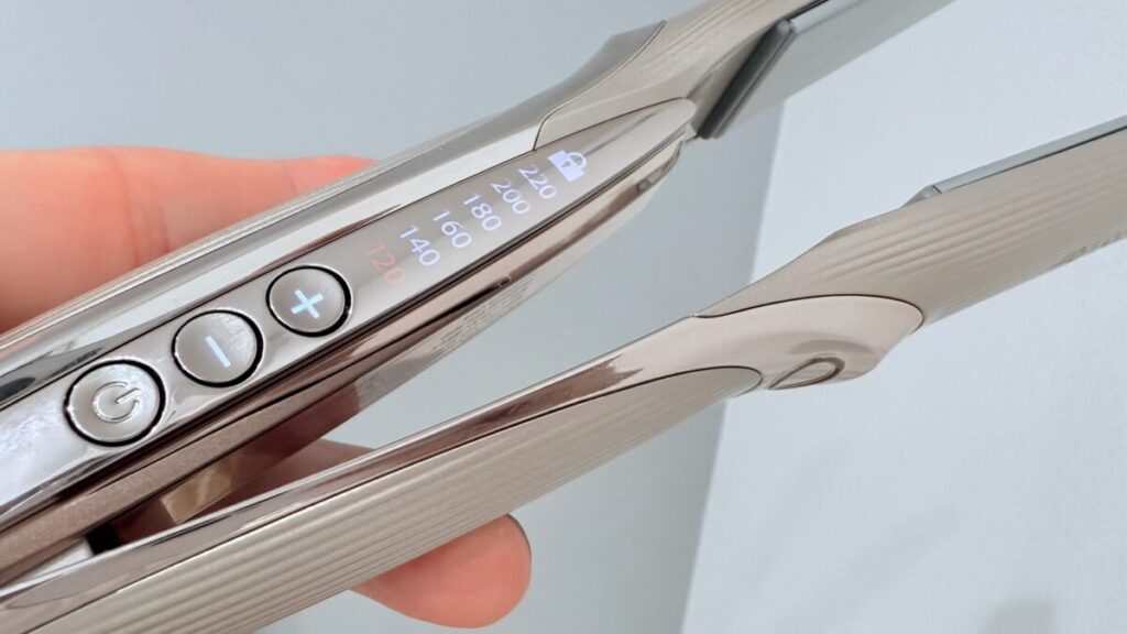 リファ新作プロプラスの違いは？ストレートアイロン＆コテの比較点を