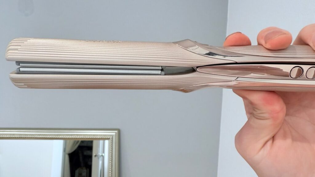 リファ新作プロプラスの違いは？ストレートアイロン＆コテの比較点を