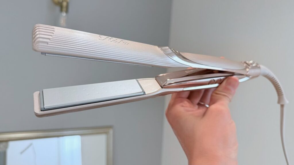 リファ新作プロプラスの違いは？ストレートアイロン＆コテの比較点を