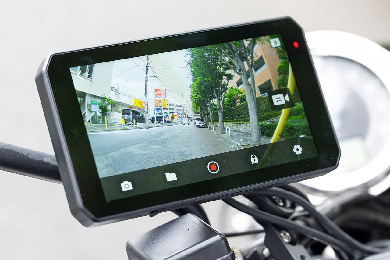 死角にある車両を知らせるドラレコ一体型モニターがTANAXより登場