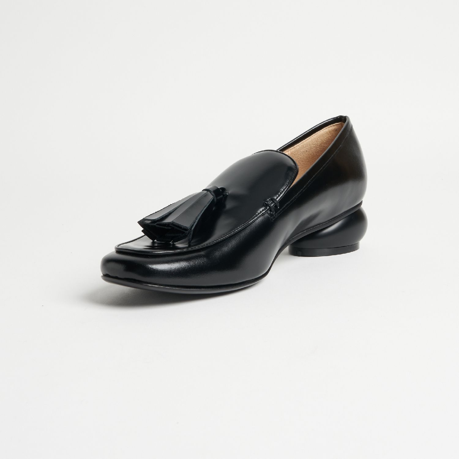 モダンな印象の新発想ローファー 「AKIRANAKA（アキラナカ