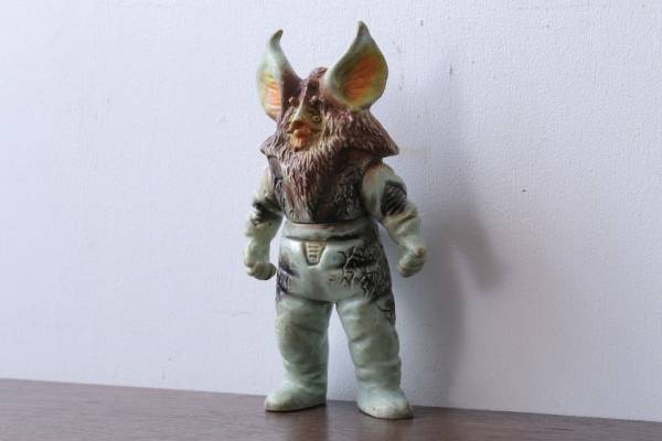 家具と一緒に蔵に眠っていた古い人形 マルサン製のイカルス星人ソフビ