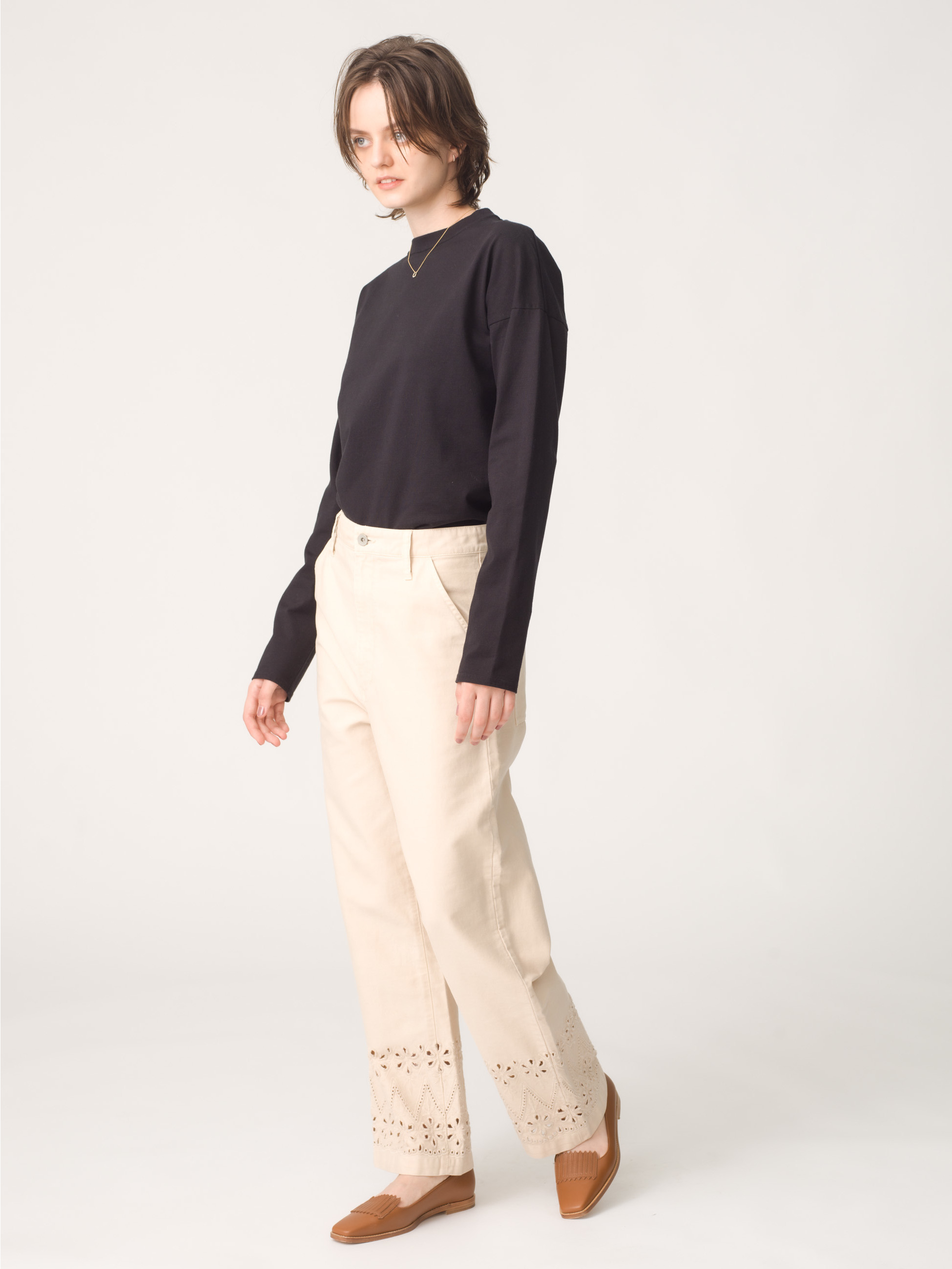 カットワーク ツイル パンツ（アイボリー/チャコールグレー）｜RHC