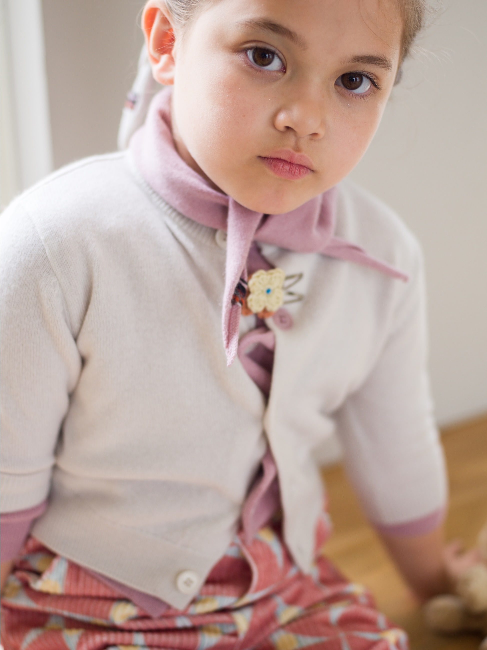 カシミヤ ボタンアップ カーディガン（ホワイト/ピンク）｜extreme