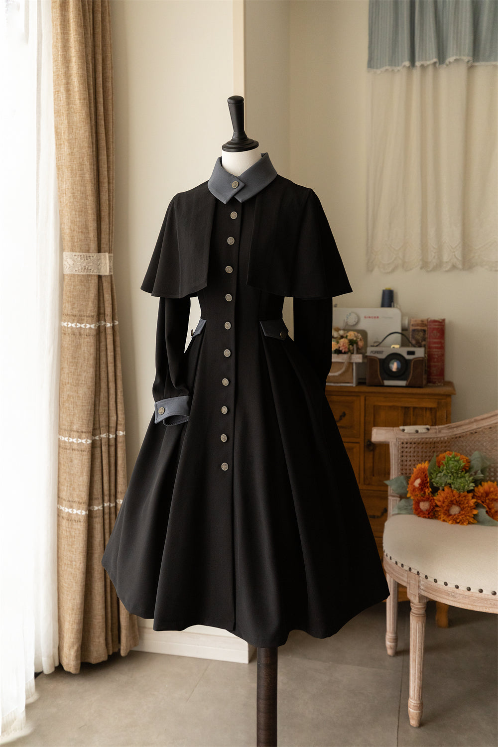 Snow Cedar クラシカルケープ付きワンピースコート – ロリータ