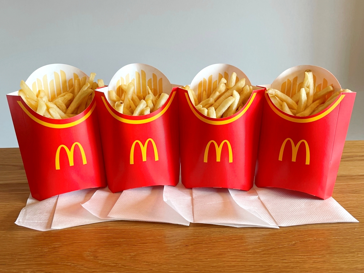 裏ワザ】マックの「ポテトLサイズ」は容器に対して少なすぎる → 4個