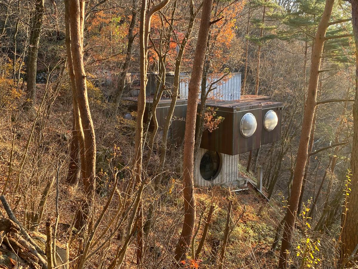 1泊20万】建築家・黒川紀章のメタボリズム別荘「カプセルハウスK」に