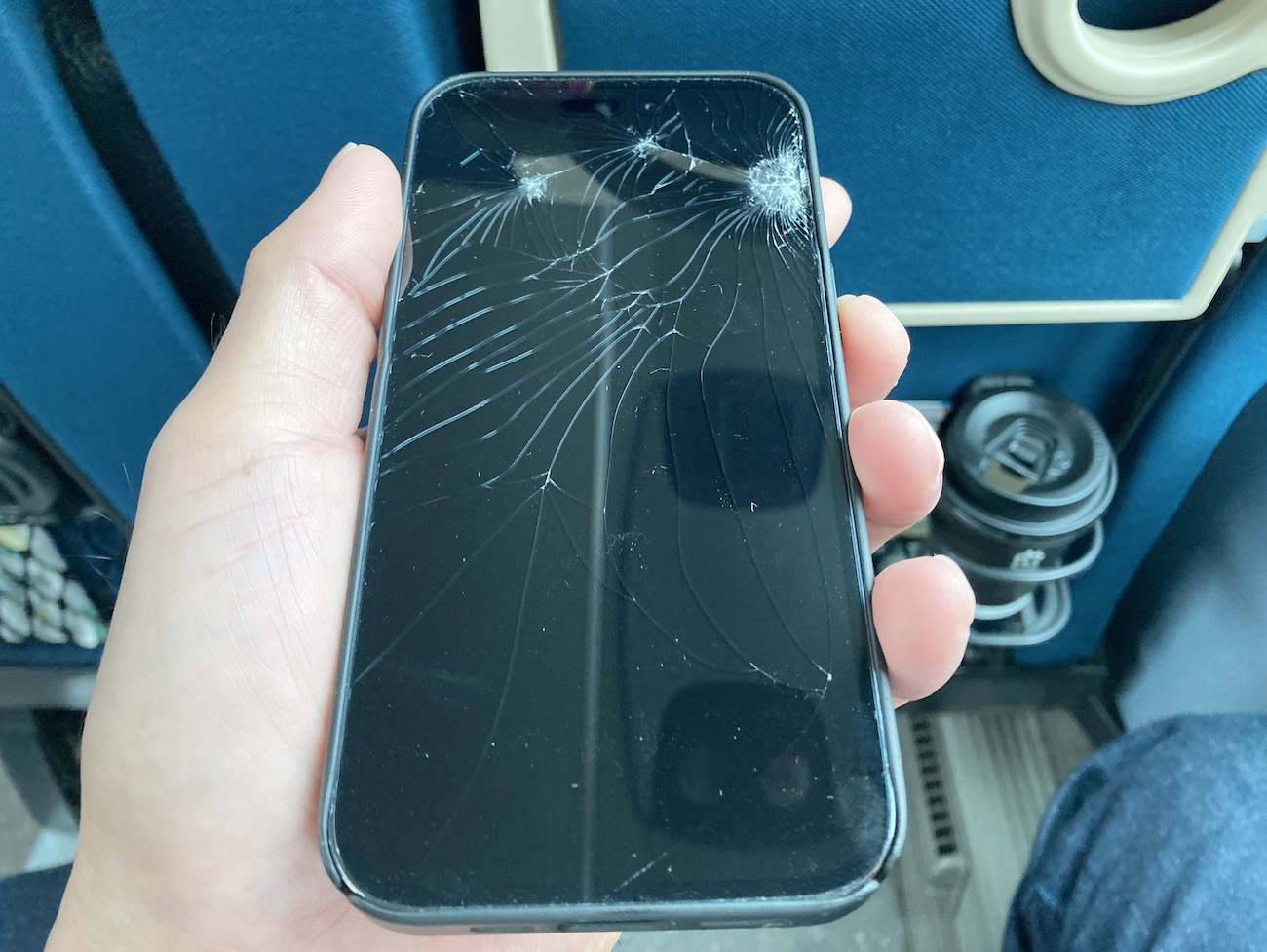 iPhone修理】画面がバリバリのスマホを修理に出してみた！「iPhone 14