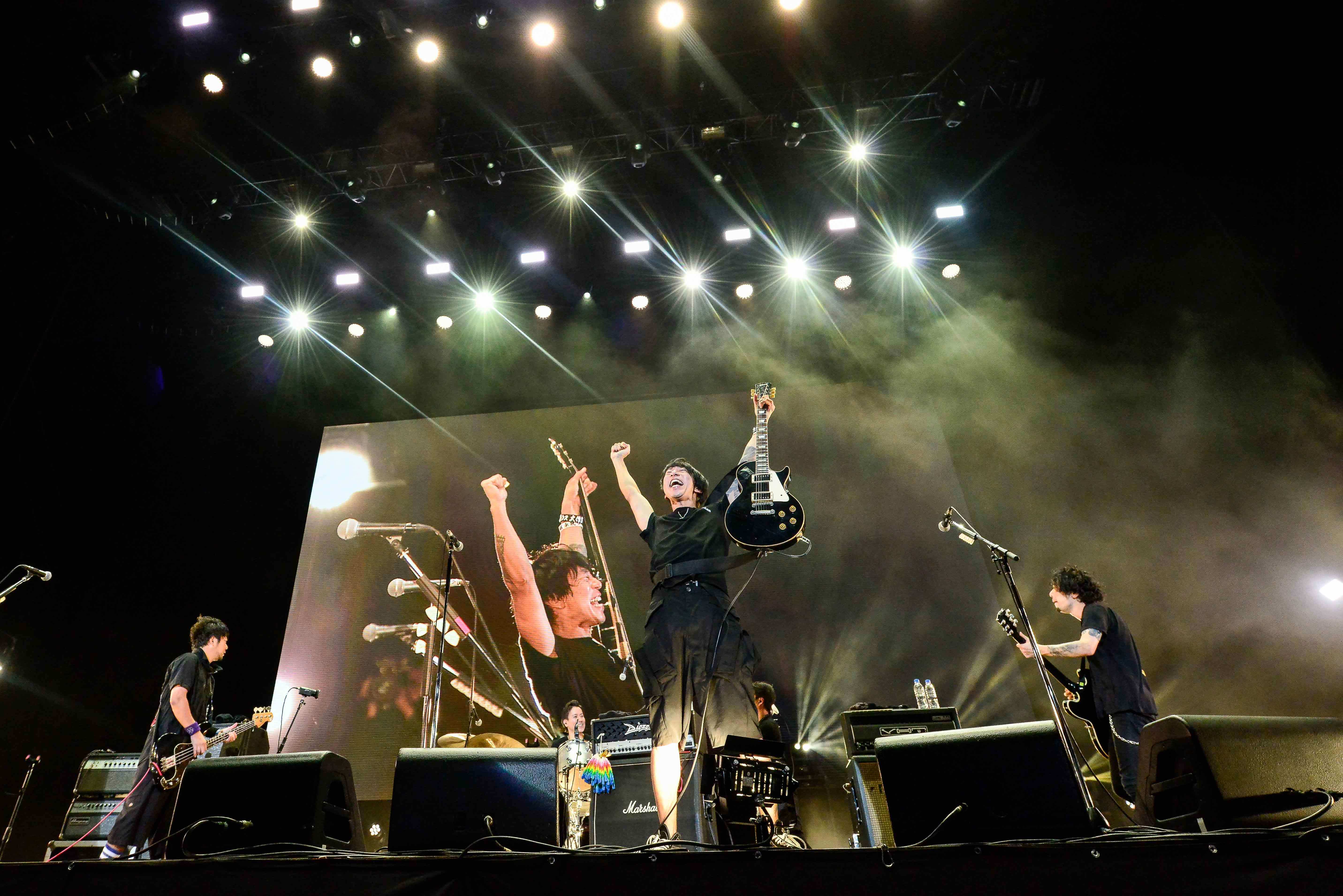 ELLEGARDEN、10年ぶり表紙巻頭！ 細美×Taka対談＋復活ライブレポ＋細美