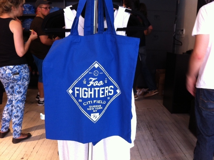 フーファイ”骨折ツアー”のグッズが素敵。NYでポップアップストア