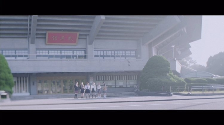 Little Glee Monster、初の制服姿を披露。1万枚限定シングル“はじまり