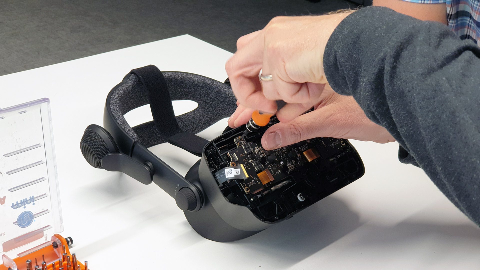 Valve Index Teardown Glimpses Screen Diffuser and Dual-element Optics