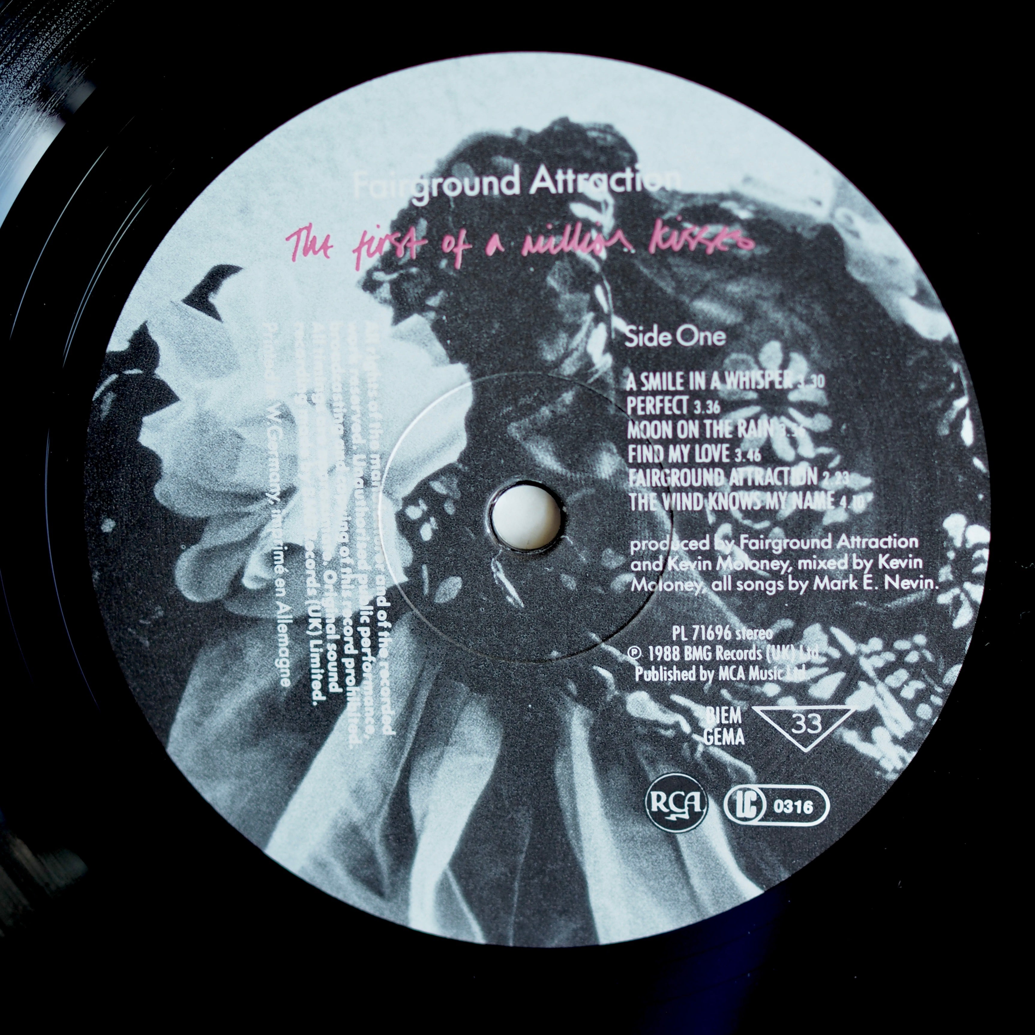 Fairground Attraction - The First Of A Million Kisses［used］