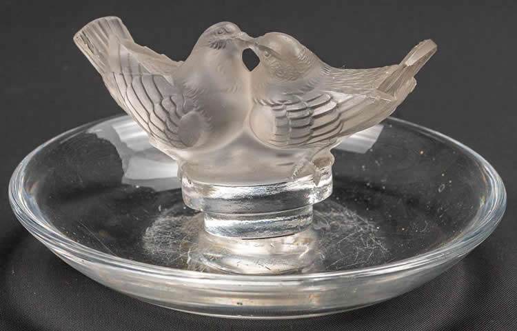 Rene Lalique Deux Colombes Ashtray 20165 - RLalique.com