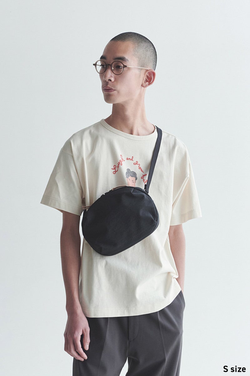 NIZYU KANO FUKUI SIWAナイロンボディバッグ - 〈O2〉BETTER THAN ONE