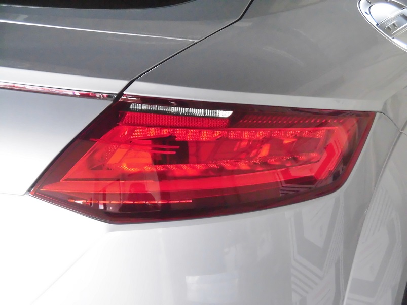 AUDI アウディ TT 8S/FV 純正OLEDテールレンズ取り付け！！ | ランナウェイ