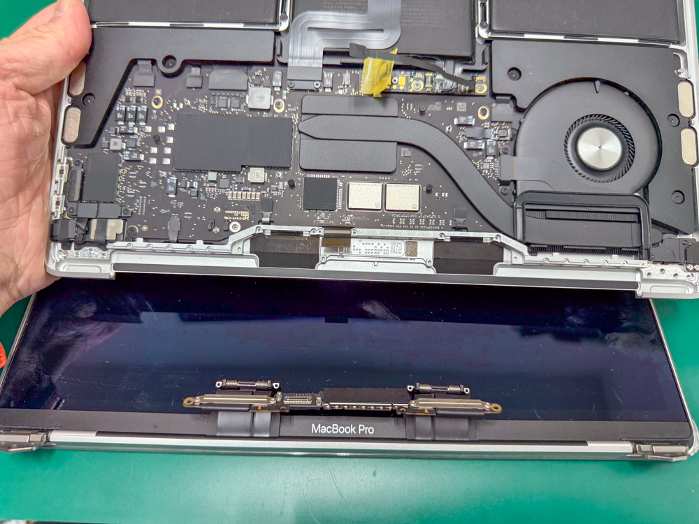 修理事例】MacBook Pro M1 画面割れ修理｜液晶交換の費用と作業内容を