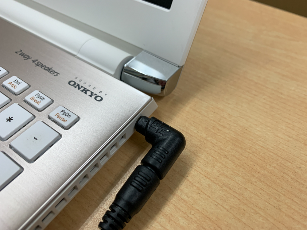 電源は入るが充電出来ない dynabook AZ45/GGSD パソコン修理しました