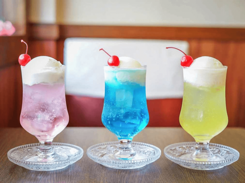 しゅわっと爽快！色とりどりの都内で飲めるクリームソーダ7選｜るるぶ