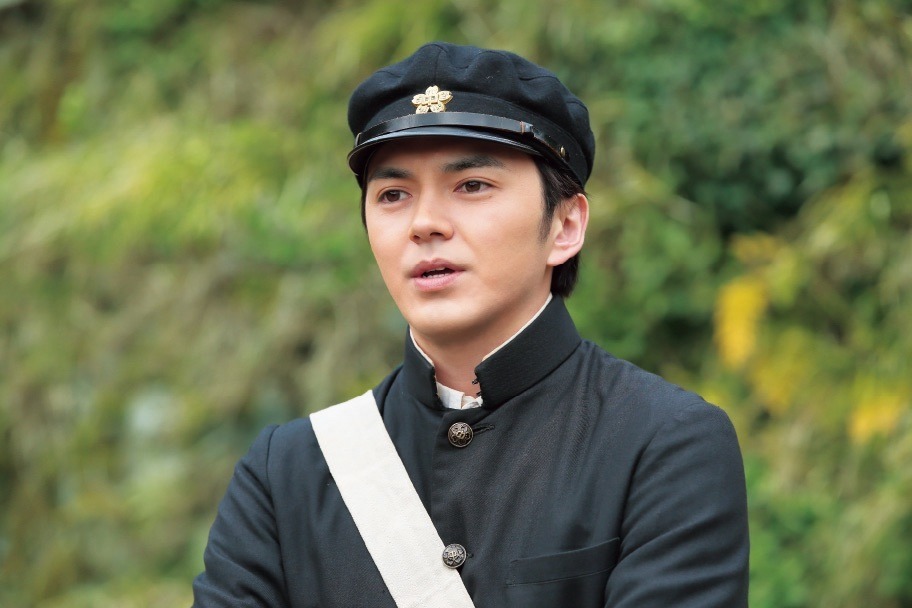 林遣都「スカーレット」に学ラン姿で初登場、戸田恵梨香＆大島優子の