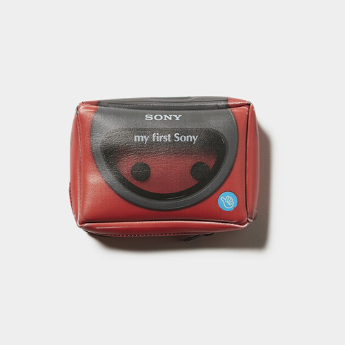 ソニー「ウォークマン」など歴代名機がモチーフのポーチやロゴウェア