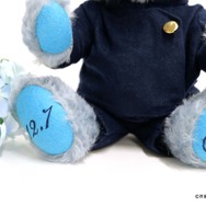 呪術廻戦」高専時代の五条悟が“テディベア”になって登場♪ ドイツの最