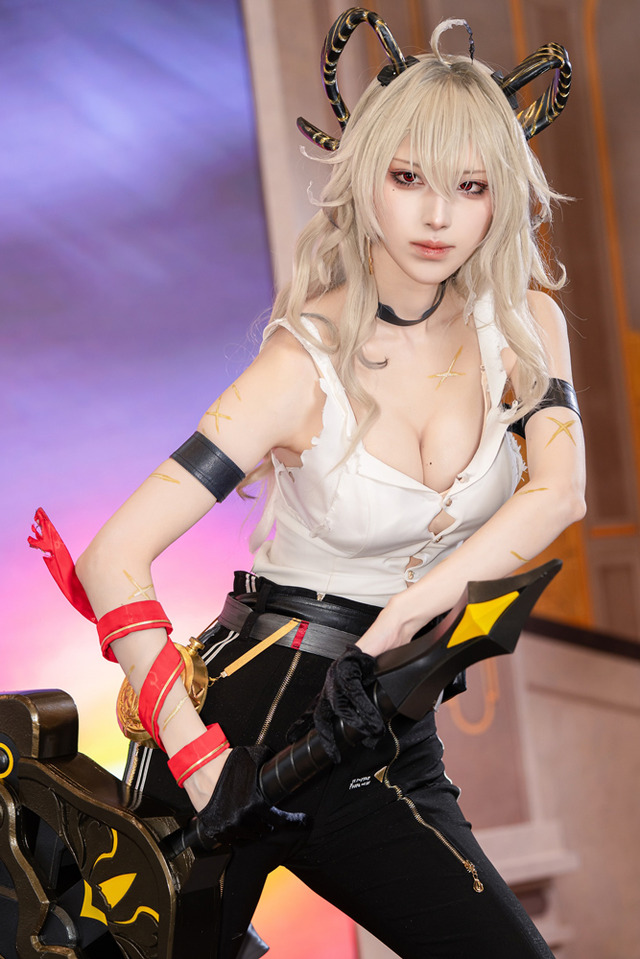 コスプレ】巨大すぎる剣を携えたクールな微笑みがかっこいい！『鳴潮