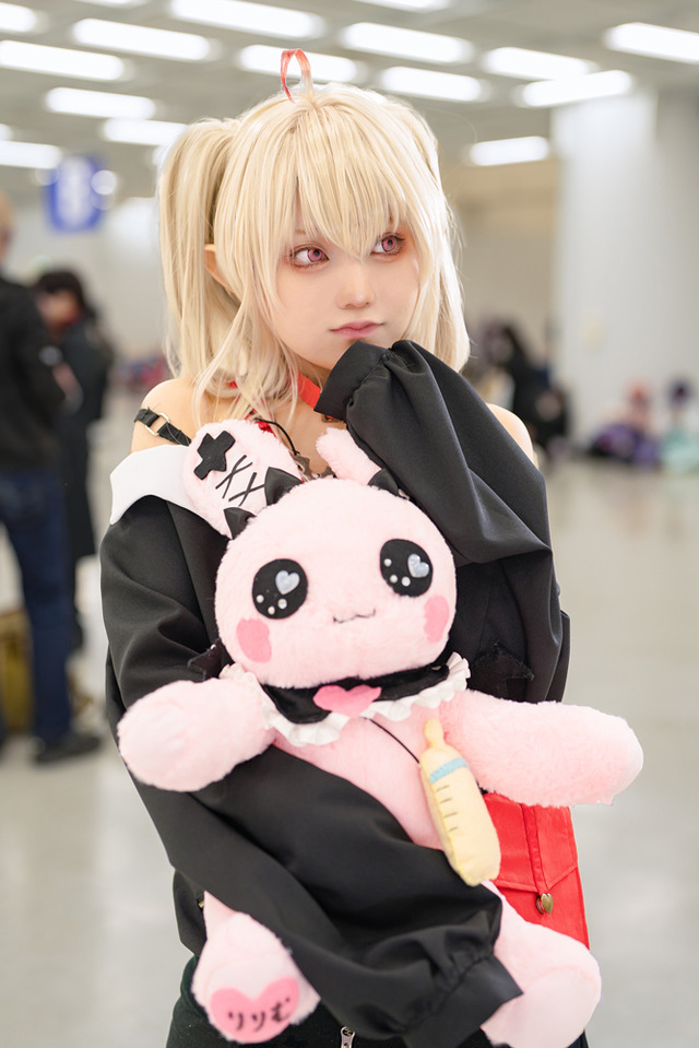 コスプレ】「にじさんじ」魔界ノりりむ、デビットを抱える姿が超