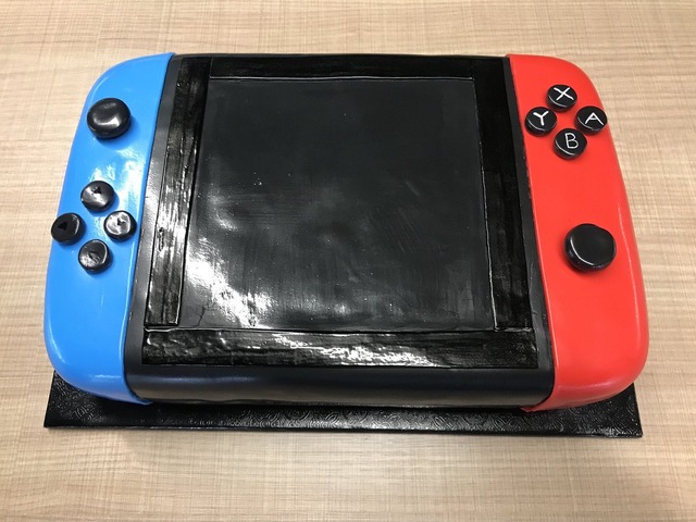 ちょっと可愛い？Nintendo Switchそっくりのケーキが公開！―スイッチ版