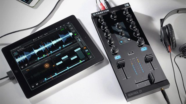 Traktor Kontrol Z1, Portable Mixer + Soundcard for Traktor DJ +