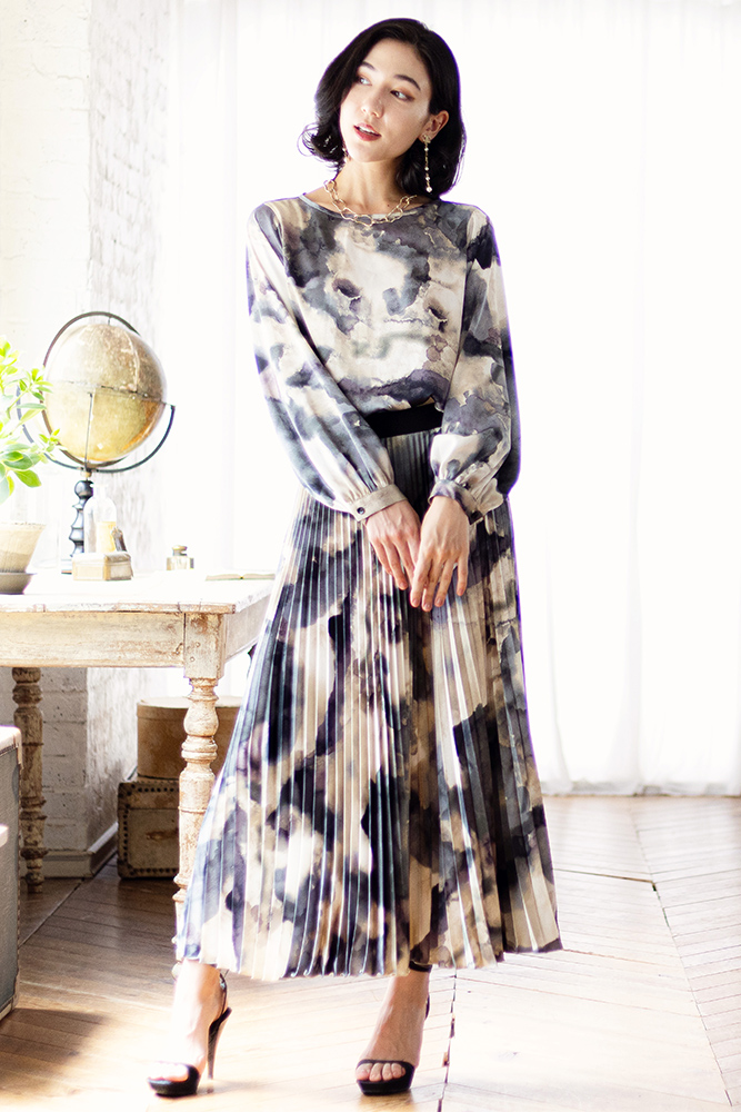 ストレッチサテン セットアップスタイル・水彩風ぼかし柄（グレージュ