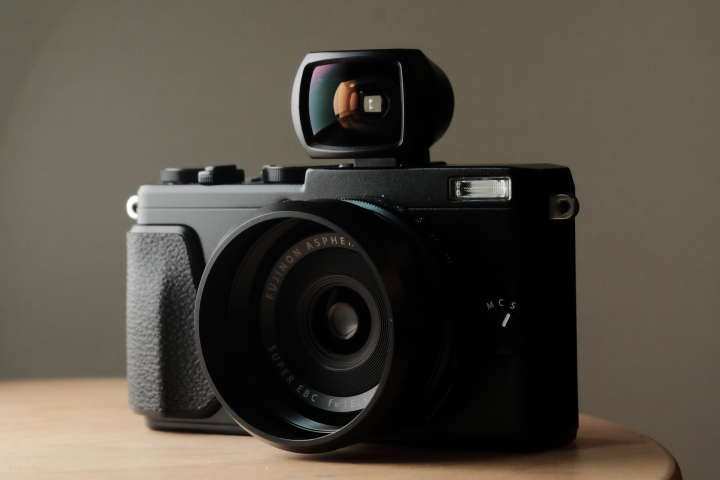 カメラレビュー】街を歩きたくなるカメラ 富士フイルム「X70