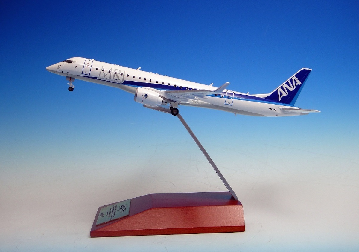 次期政府専用機」とANA塗装「MRJ90」の勇姿をイチ早くその手に