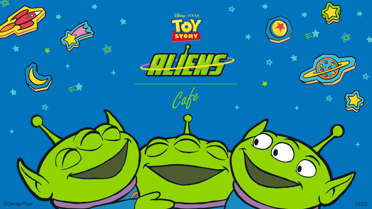 トイストーリー』に登場するエイリアンがおもちゃの宇宙で遊んでいる