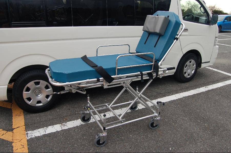 たかとう福祉タクシー-トヨタ純正ストレッチャー①昇降式