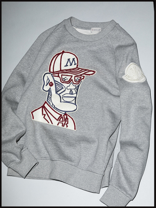 モンクレール 」のポップなイラストを、定番のグレースウェットで