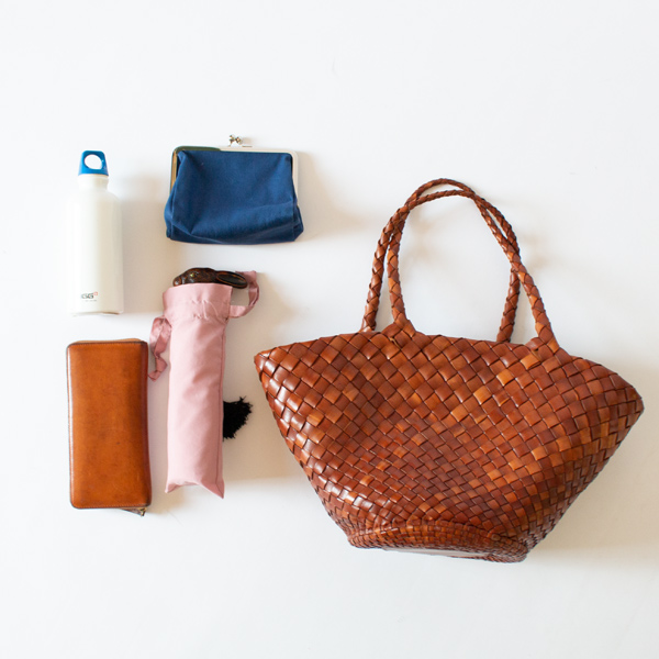 かごバッグの面持ちに、編みバッグのしなやかさ。レザーメッシュバッグ
