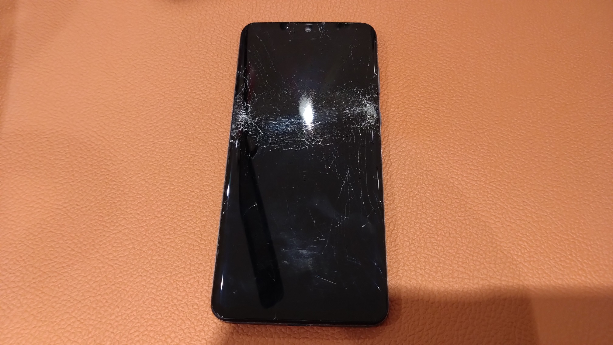 画面が激しく割れてしまったOPPOA73（オッポ）の修理を承りました