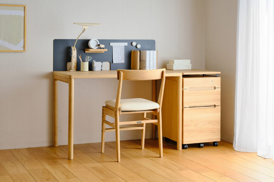カリモク＞人気のリビング学習にもおすすめ！サイズ豊富な学習机