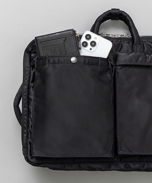 PORTER＞の新生「TANKER」に待望のブラック登場。ジェンダーレスに愛さ