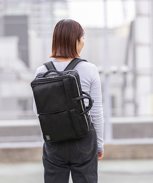 PORTER＞の新生「TANKER」に待望のブラック登場。ジェンダーレスに愛さ